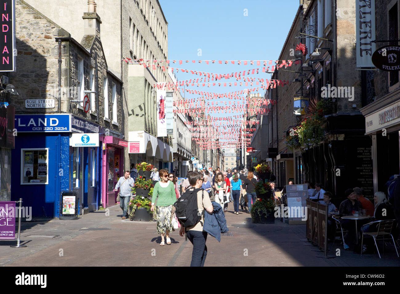 shoppers and tourists on rose street edinburgh scotland uk united kingdom Stock Photo