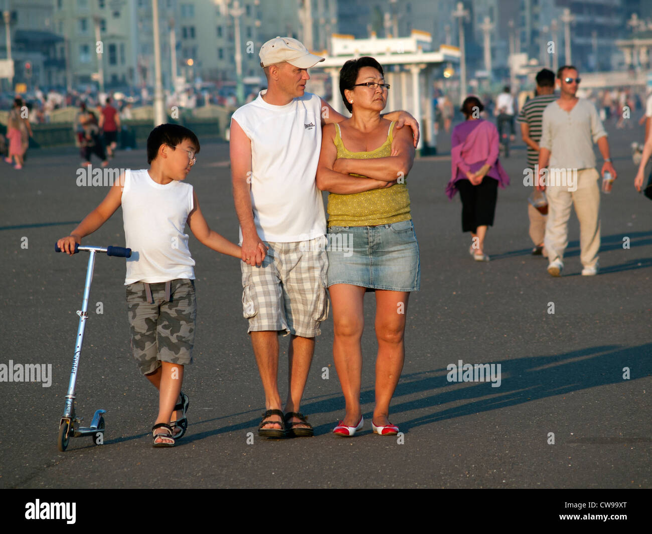 Family holding hands uk hi-res stock photography and images - Alamy
