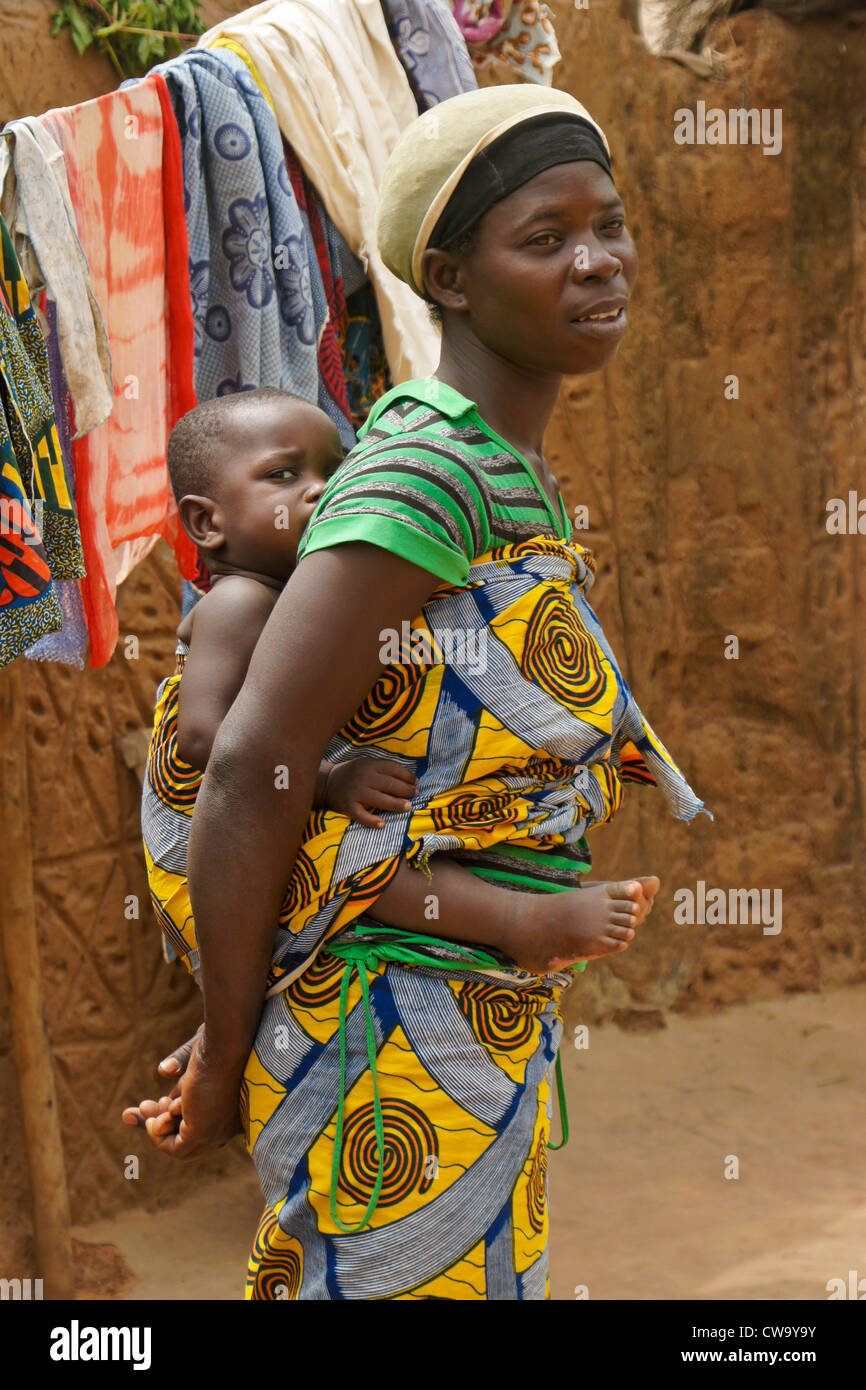 Mother carrying baby on back, Mognori village, Ghana Stock Photo