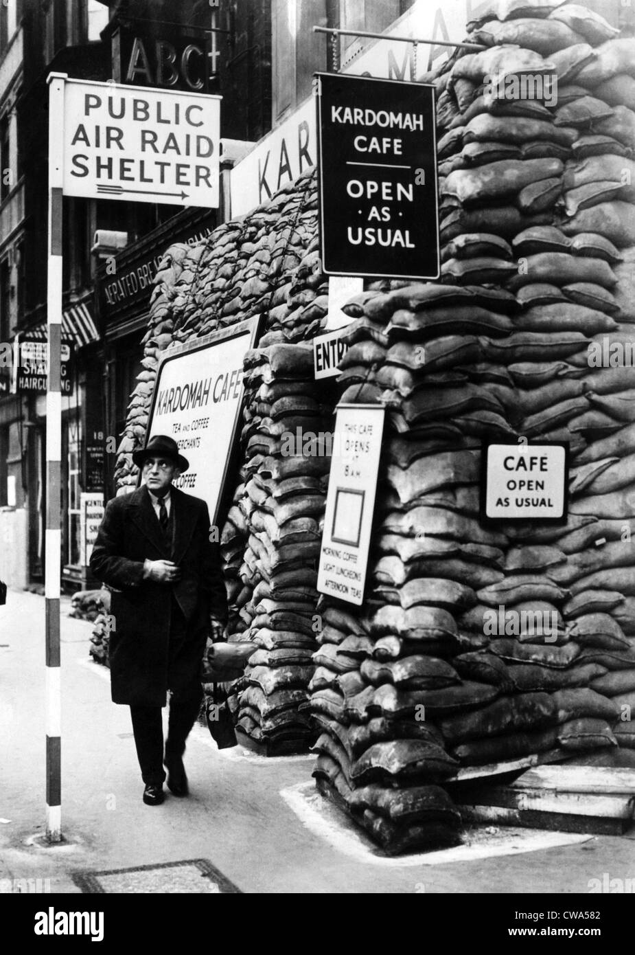 The Kardomah Cafe, outfitted as an air raid shelter as an attraction during wartime, Fleet St, London, England, November 15, Stock Photo