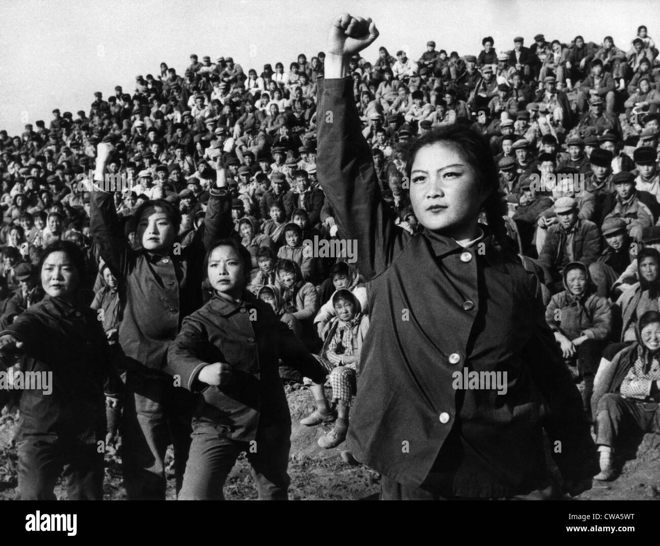 An amateur art troupe of the Hsiangyang Commune in China's Kiangsu Province perform a 'ballad' to criticize Confucius, 1974. Stock Photo