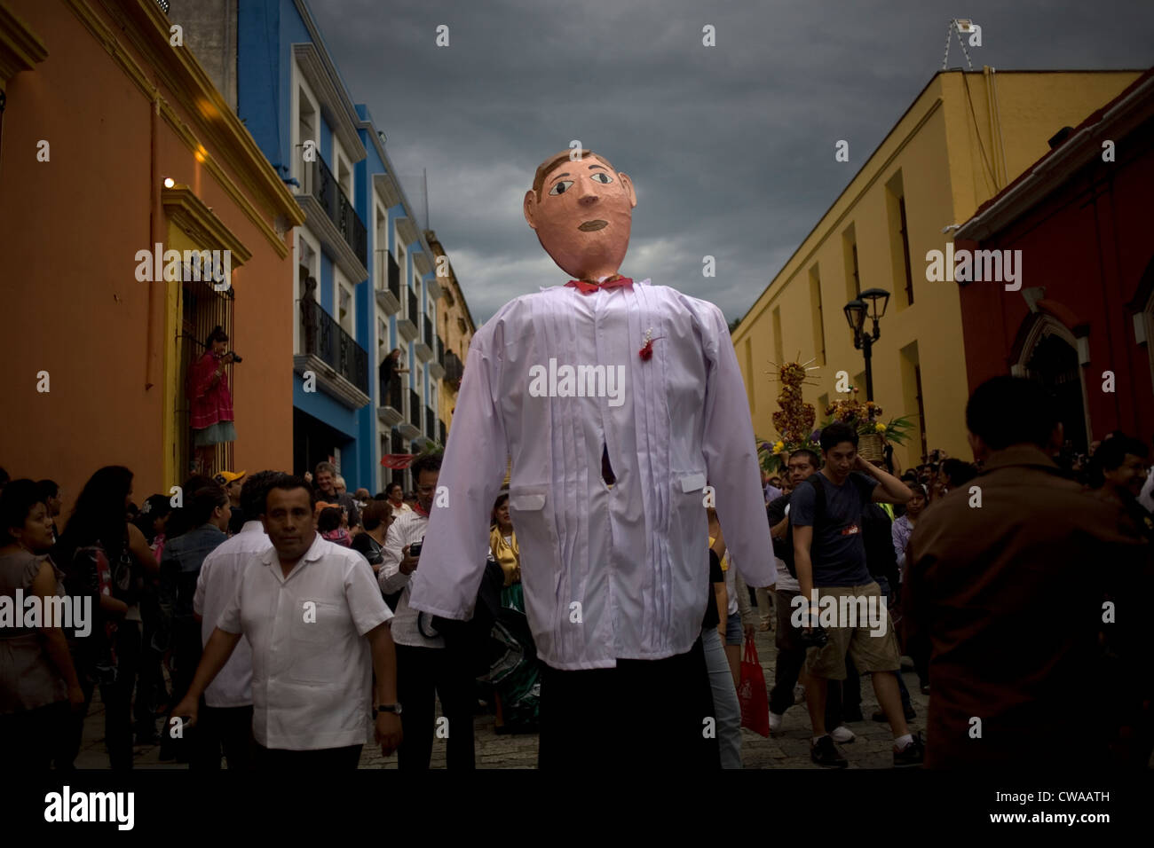 A giant paper mache puppet, known as 'Mono de Calenda, dances dressed as a husband as part of a wedding in Oaxaca Stock Photo
