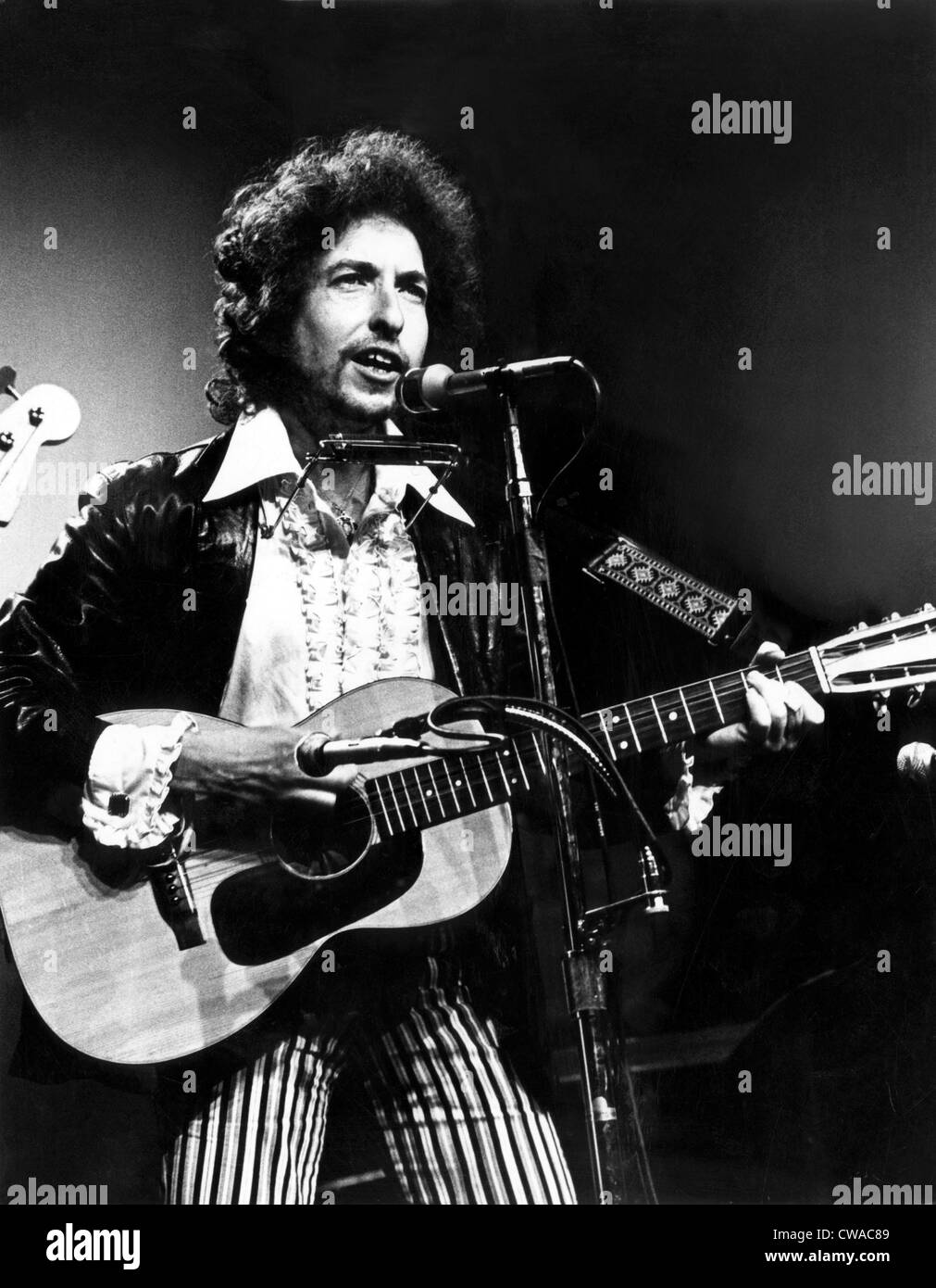 Bob dylan harmonica guitar hi-res stock photography and images - Alamy