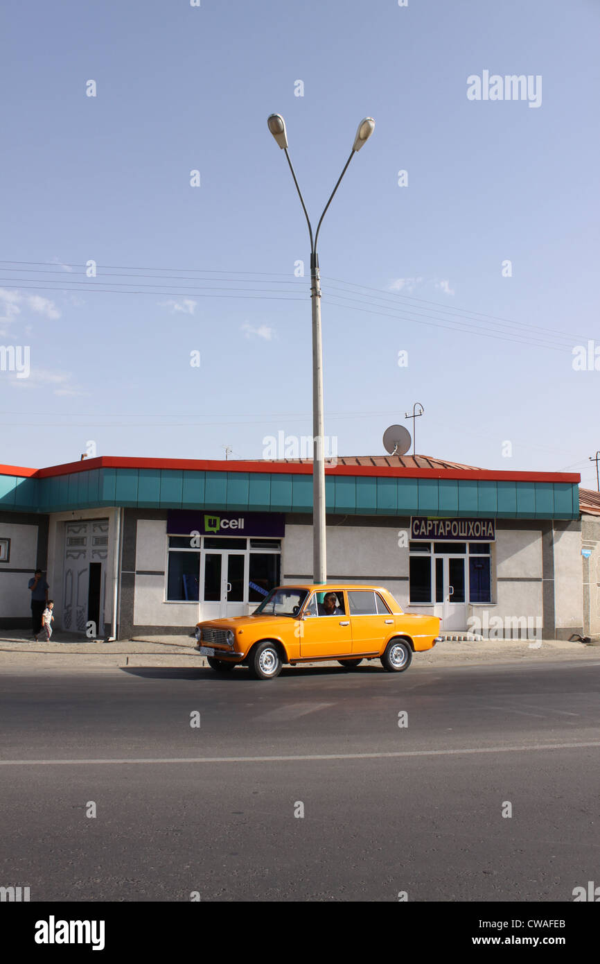 Uzbekistan. Samarkand. Russian car on the city streets Stock Photo Alamy