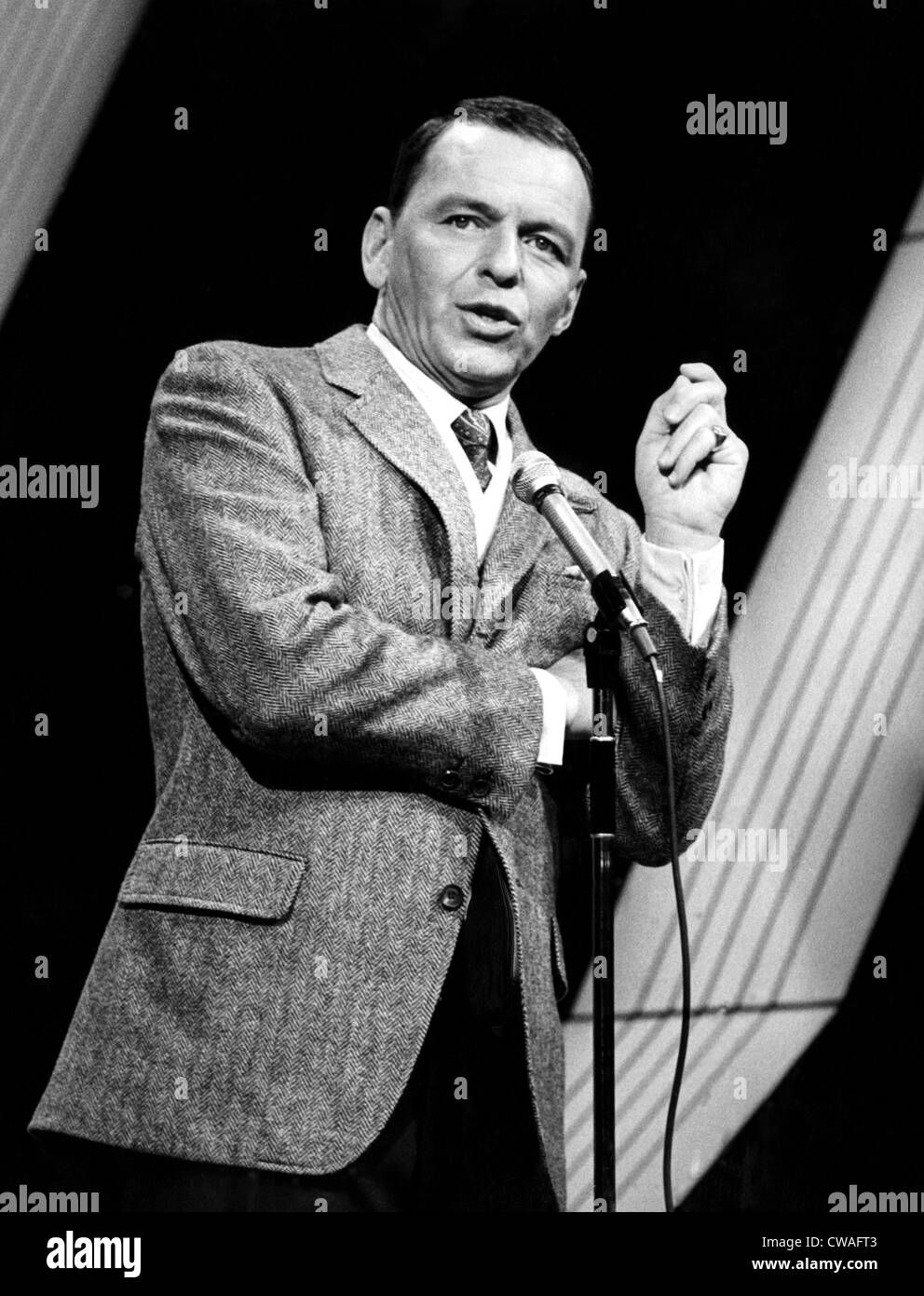 Frank sinatra 1966 Black and White Stock Photos & Images - Alamy
