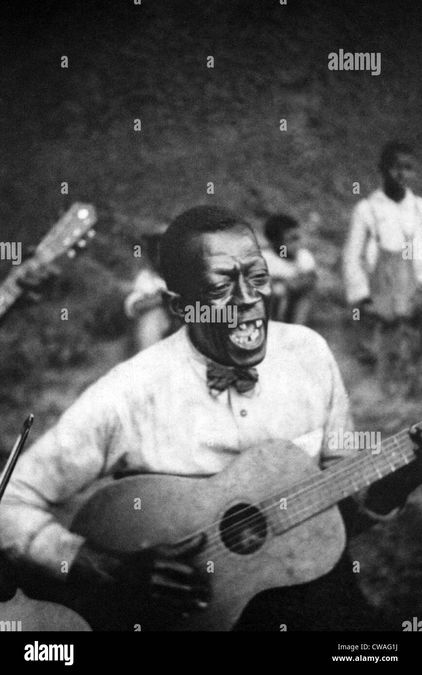 Stavin' Chain (Wilson Jones), Blue Singer, playing guitar and singing the ballad 'Batson,' Lafayette, Louisiana. 1934 Stock Photo