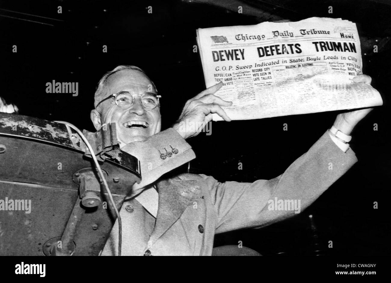 EV1811 - Harry Truman holds up headline that declared Dewey the winner prematurely after Truman won the election, November Stock Photo