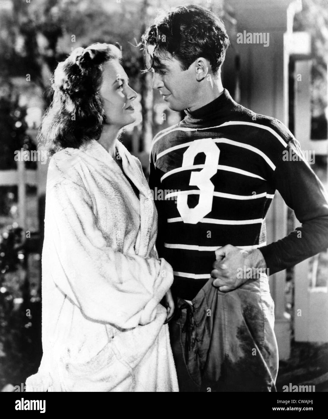 IT'S A WONDERFUL LIFE, Donna Reed, James Stewart, 1946. photo: CSU Archives / courtesy Everett Collection Stock Photo