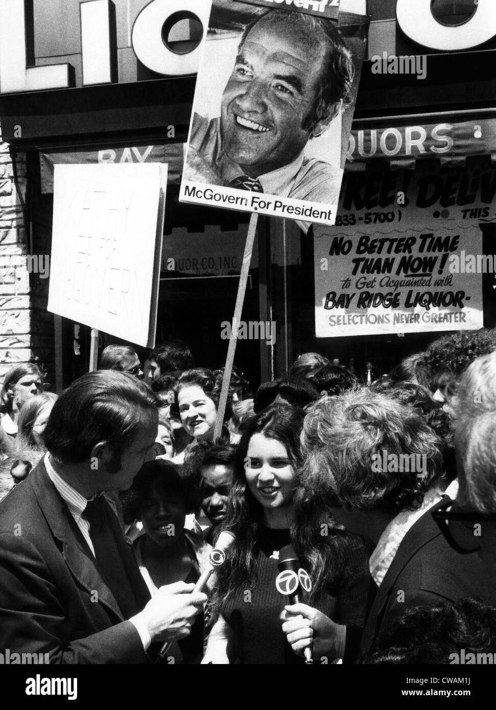 foreground center: Kathleen Kennedy (daughter of the late Senator Robert F. Kennedy), talking to newsmen during a campain tour Stock Photo