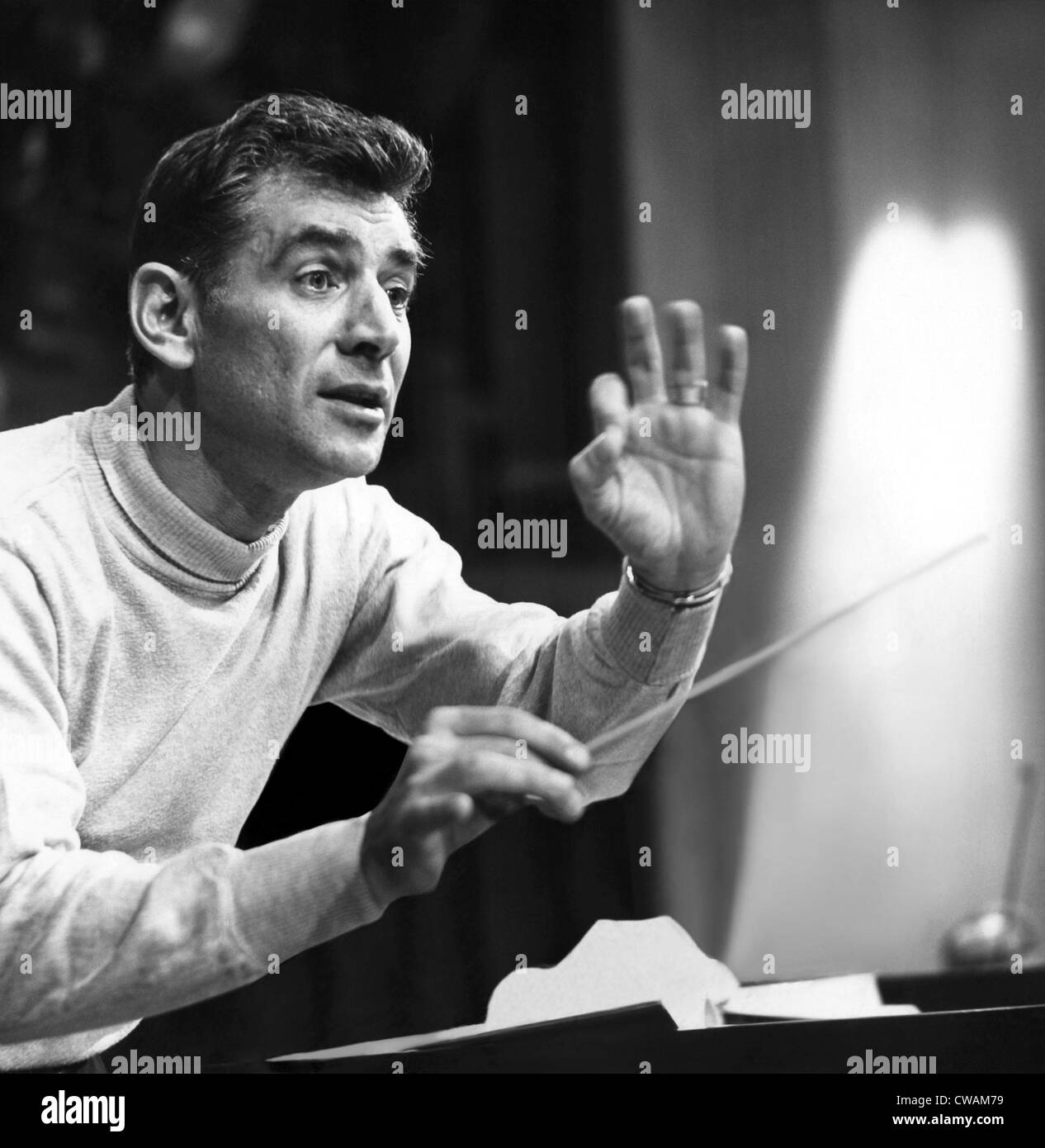 Leonard bernstein conducting 1960 hires stock photography and images Alamy