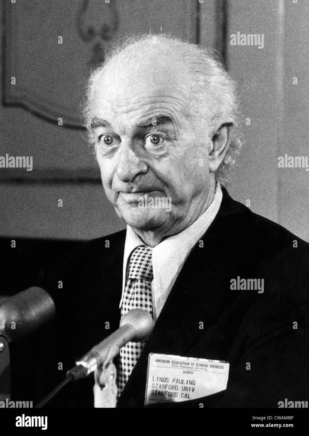 Chemist and Nobel Prize winner Linus Pauling, (1901-1944), at a meeting with the American Association of Clinical Chemists, New Stock Photo