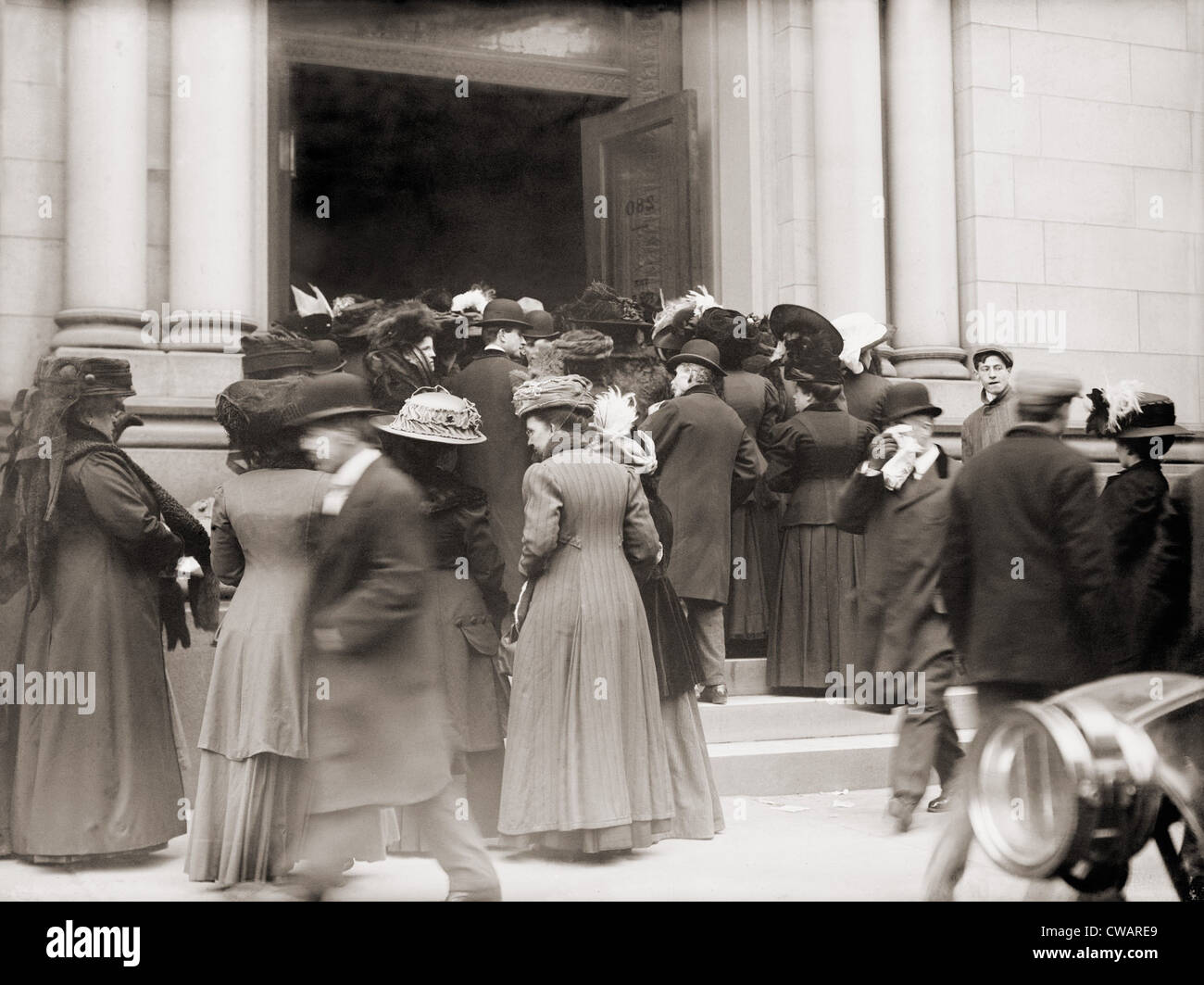 A run on a New York savings bank on January 9, 1911.  20th century banking reforms, the Federal Reserve Act of 1913 and Banking Stock Photo