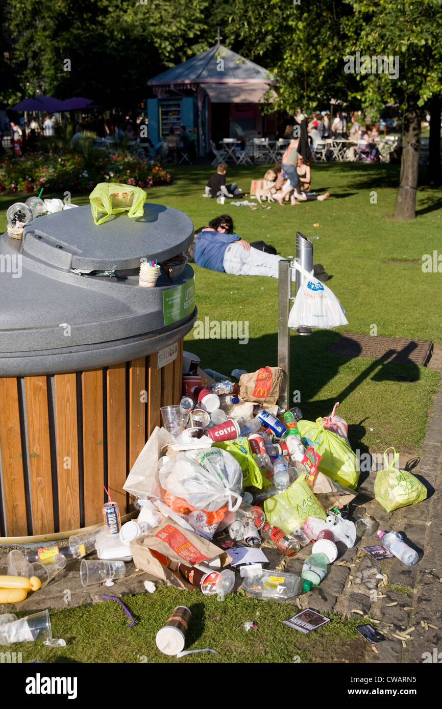 Rubbish bin trash hires stock photography and images Alamy