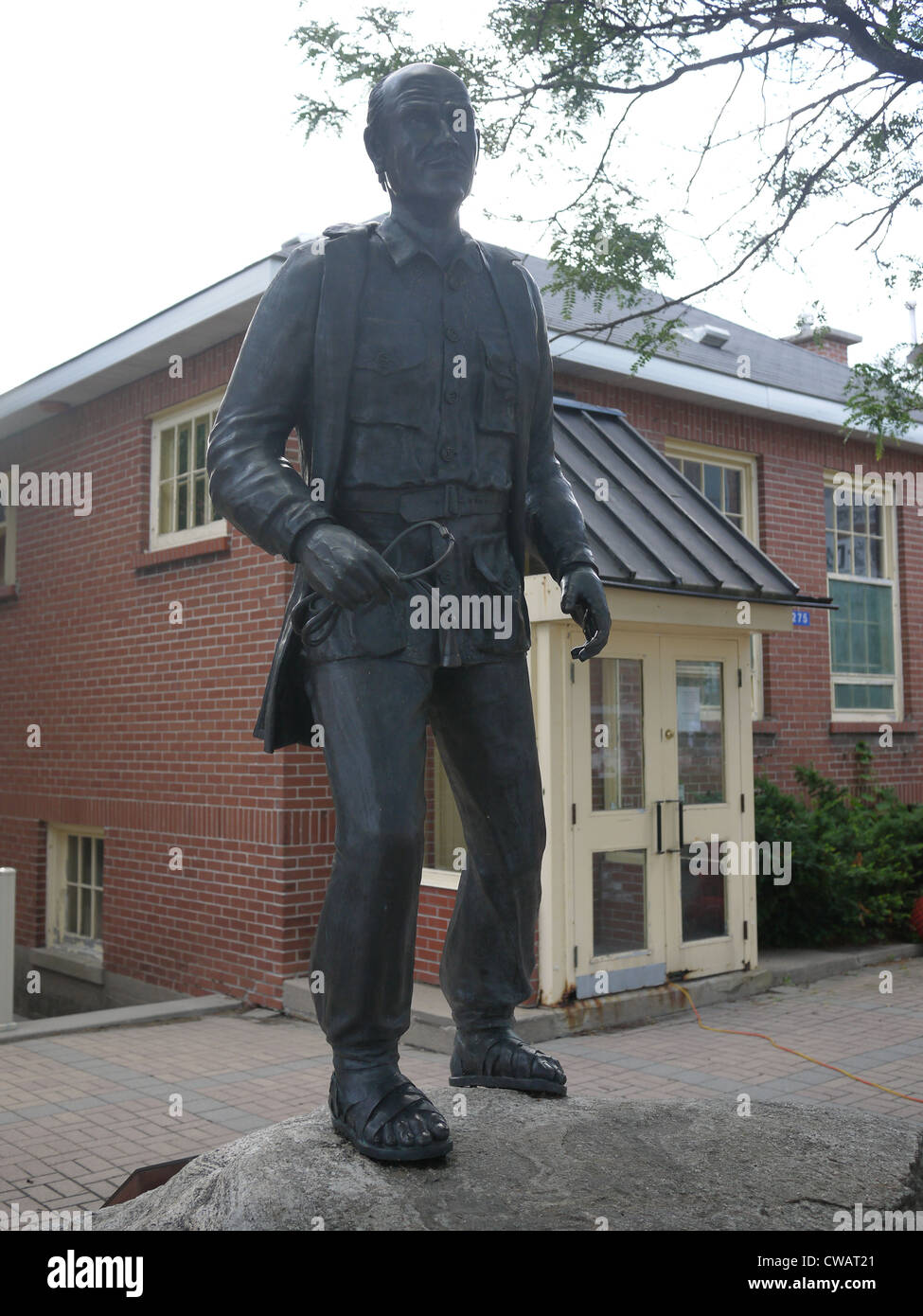 dr norman bethune statue gravenhurst canada Stock Photo Alamy