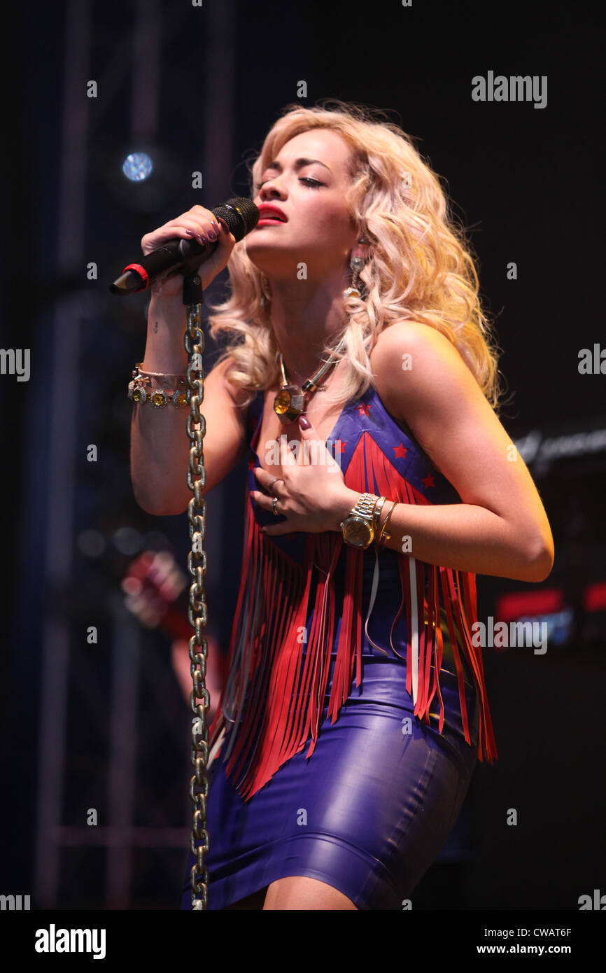 Rita ora perform on stage hi-res stock photography and images - Alamy