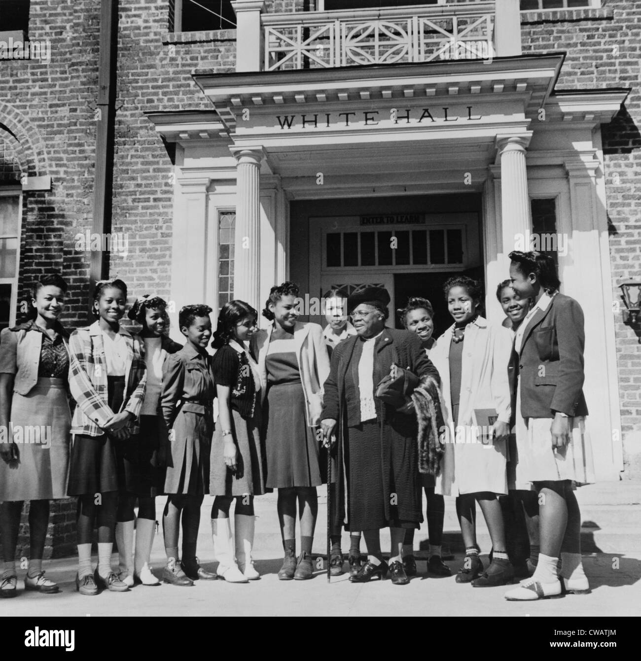 Dr. Mary Bethune (1875-1955) saying goodbye to a group of students after resigning as president of the Bethune-Cookman College Stock Photo