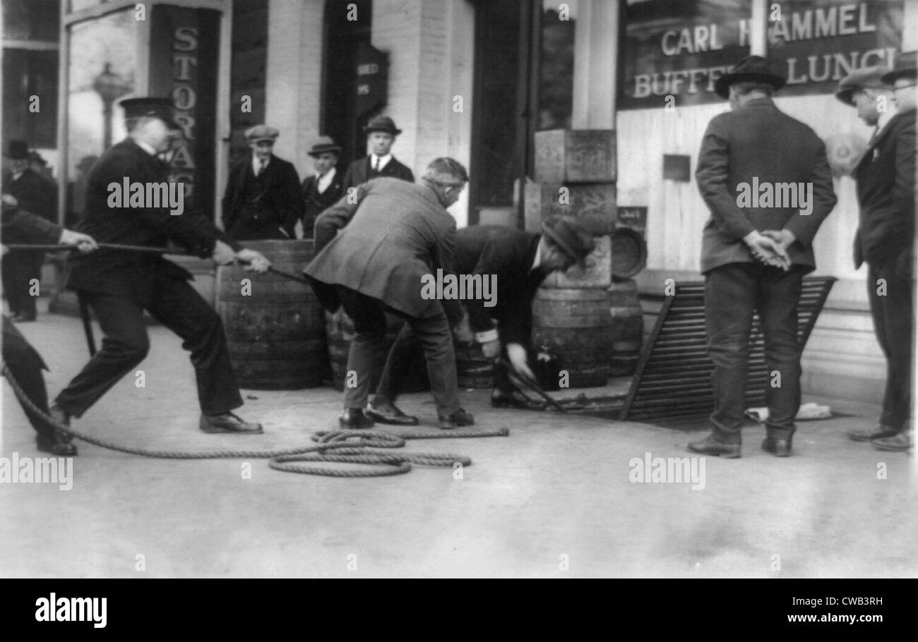 Prohibition, prohibition officers raiding the lunch room of 922 Pennsylvania Avenue, Washington DC, April 25, 1923. Stock Photo