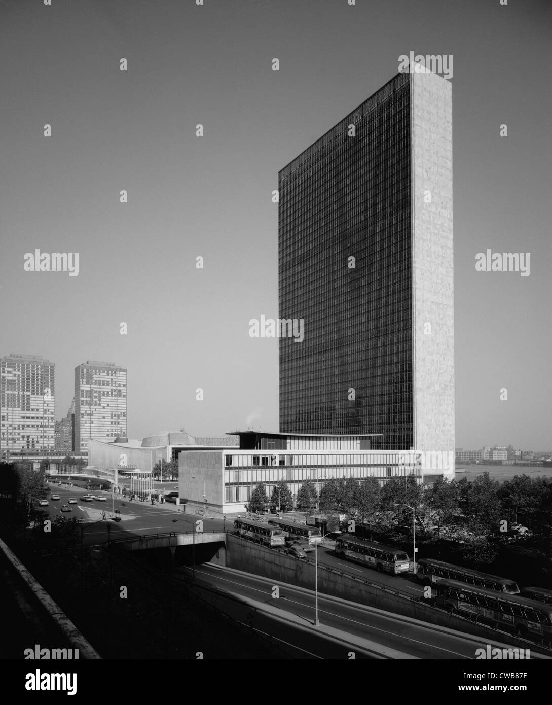 New York City, United Nations Headquarters, United Nations Plaza.  GENERAL VIEW OF SECRETARIAT BUILDING AND DAG HAMMARSKJOLD Stock Photo