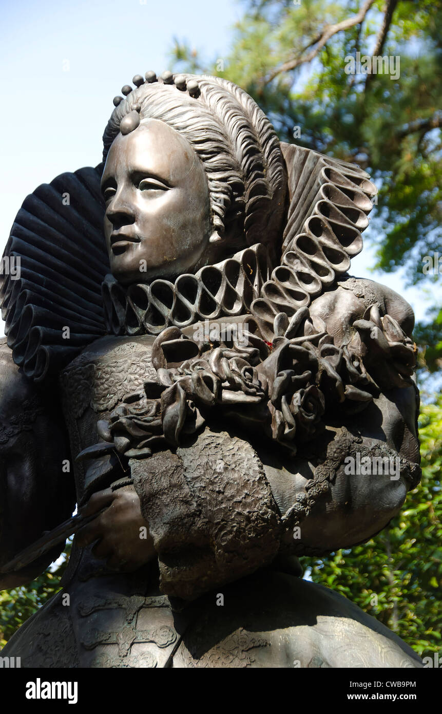 Queen Elizabeth I statue portrait at Elizabethan Gardens on Roanoke