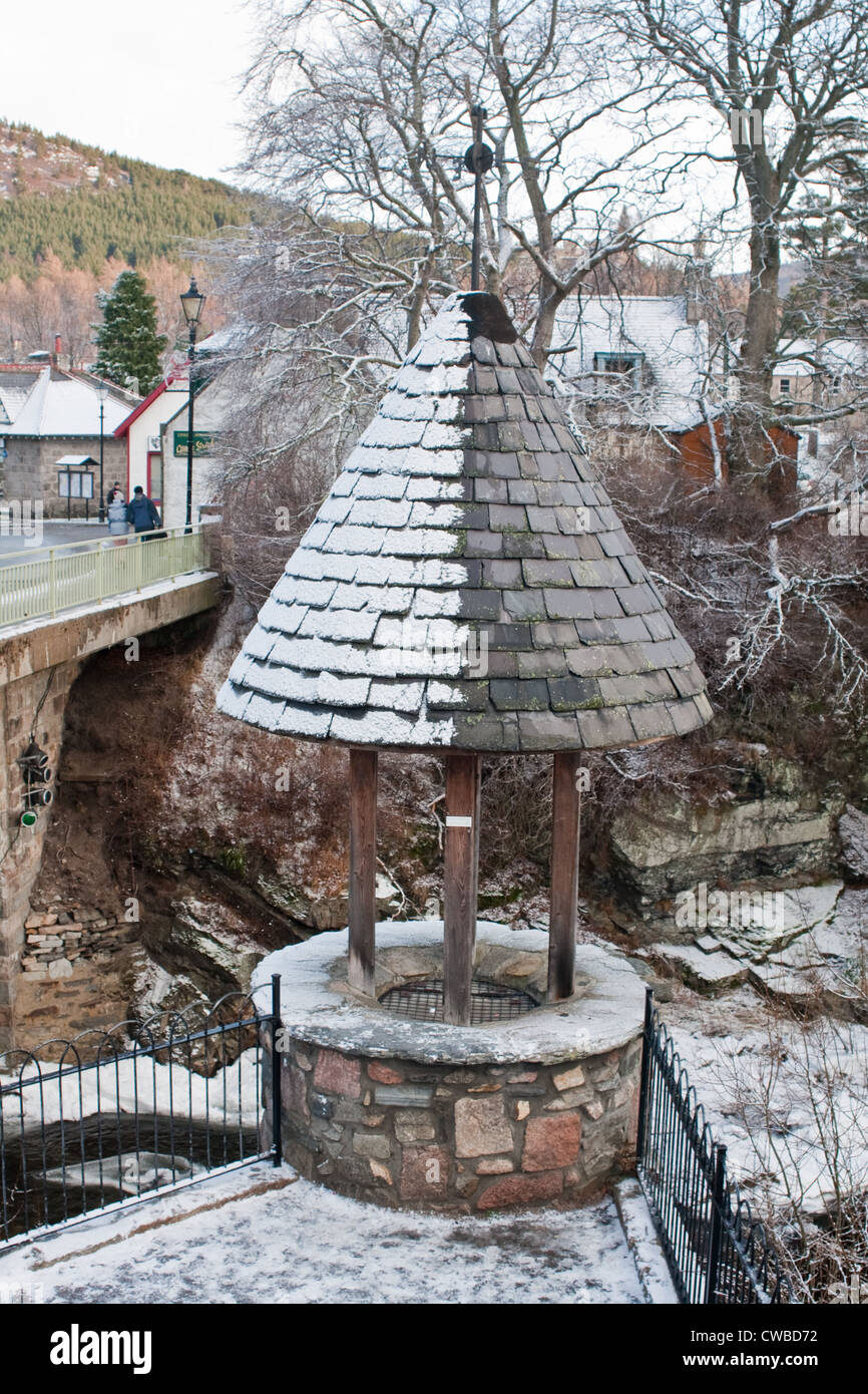 Roof covered in snow on the river Dee in Braemar Stock Photo