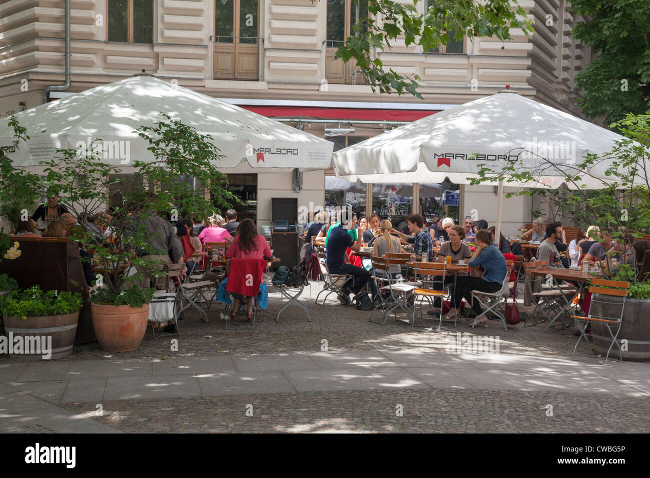 Cafe between Kollwitzplatz and Helmholzplatz, Prenzlauer Berg, Berlin, Germany Stock Photo Alamy