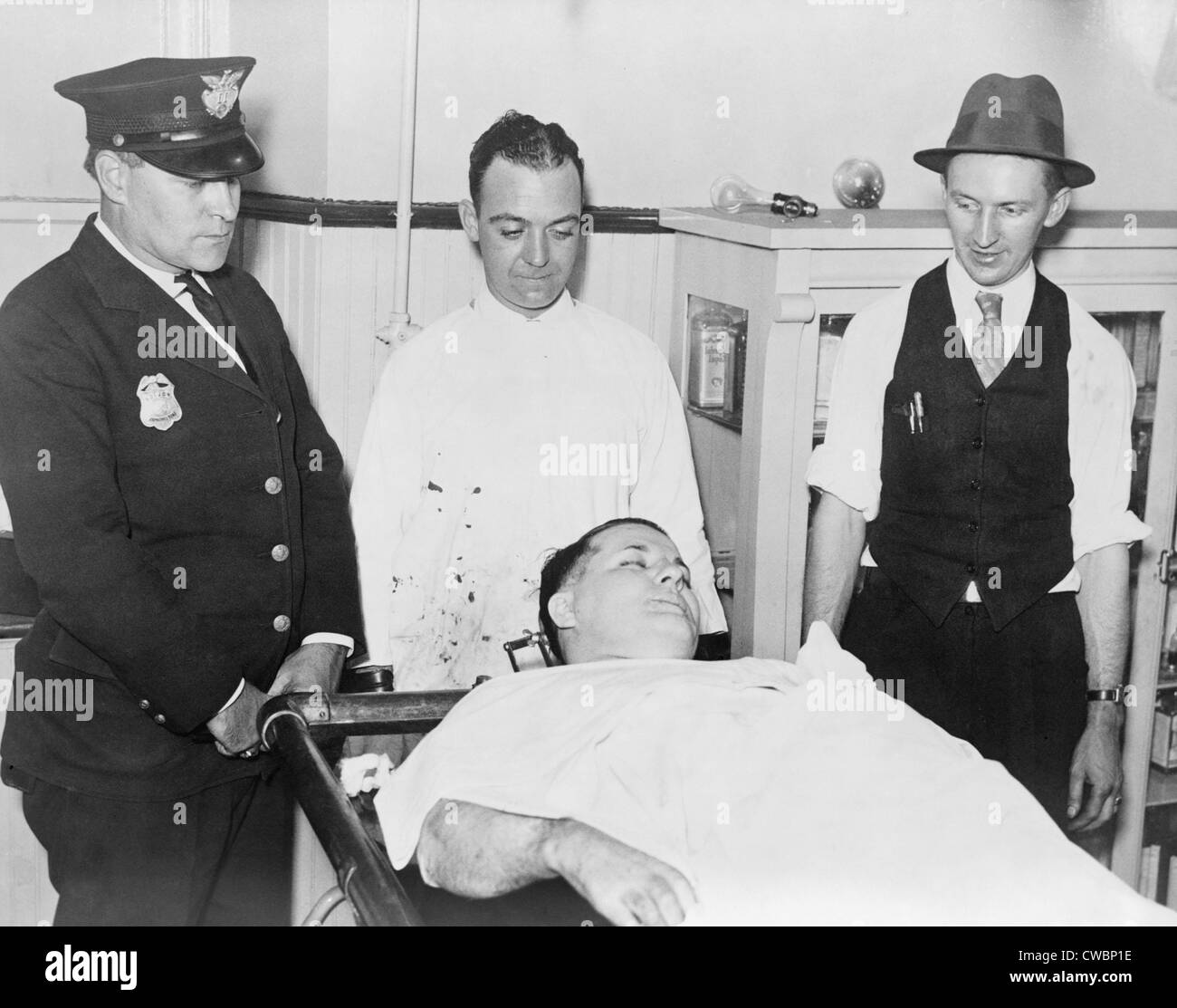 Dead body of Charles 'Pretty Boy' Floyd (1904-1934) on a gurney with police officers Robert Pyle and George Curran, and Stock Photo