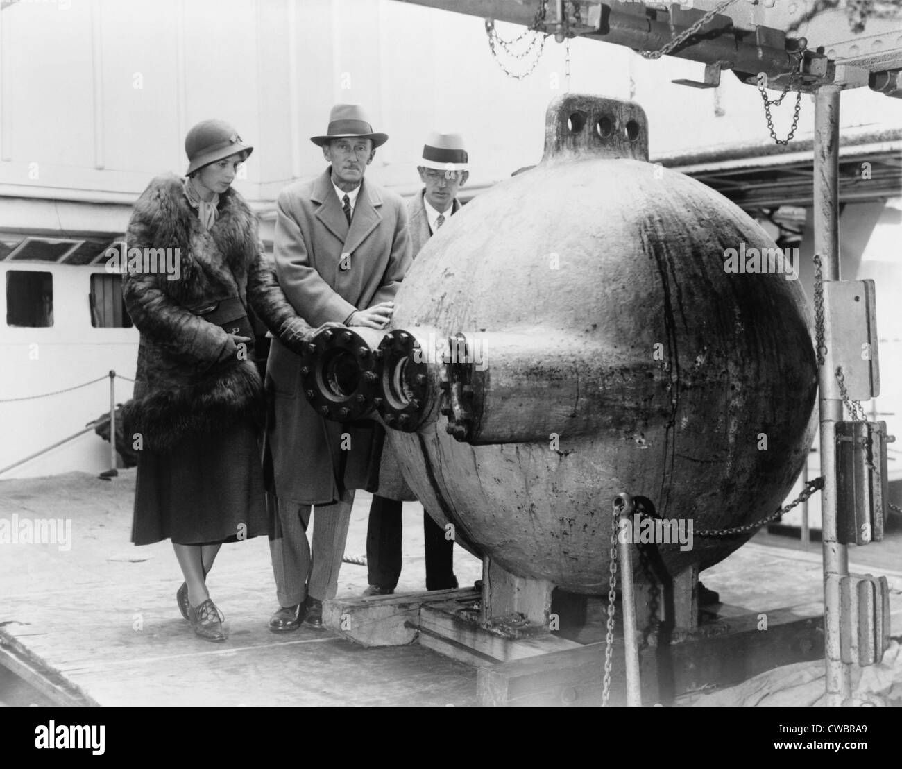 William beebe bathysphere Black and White Stock Photos & Images Alamy