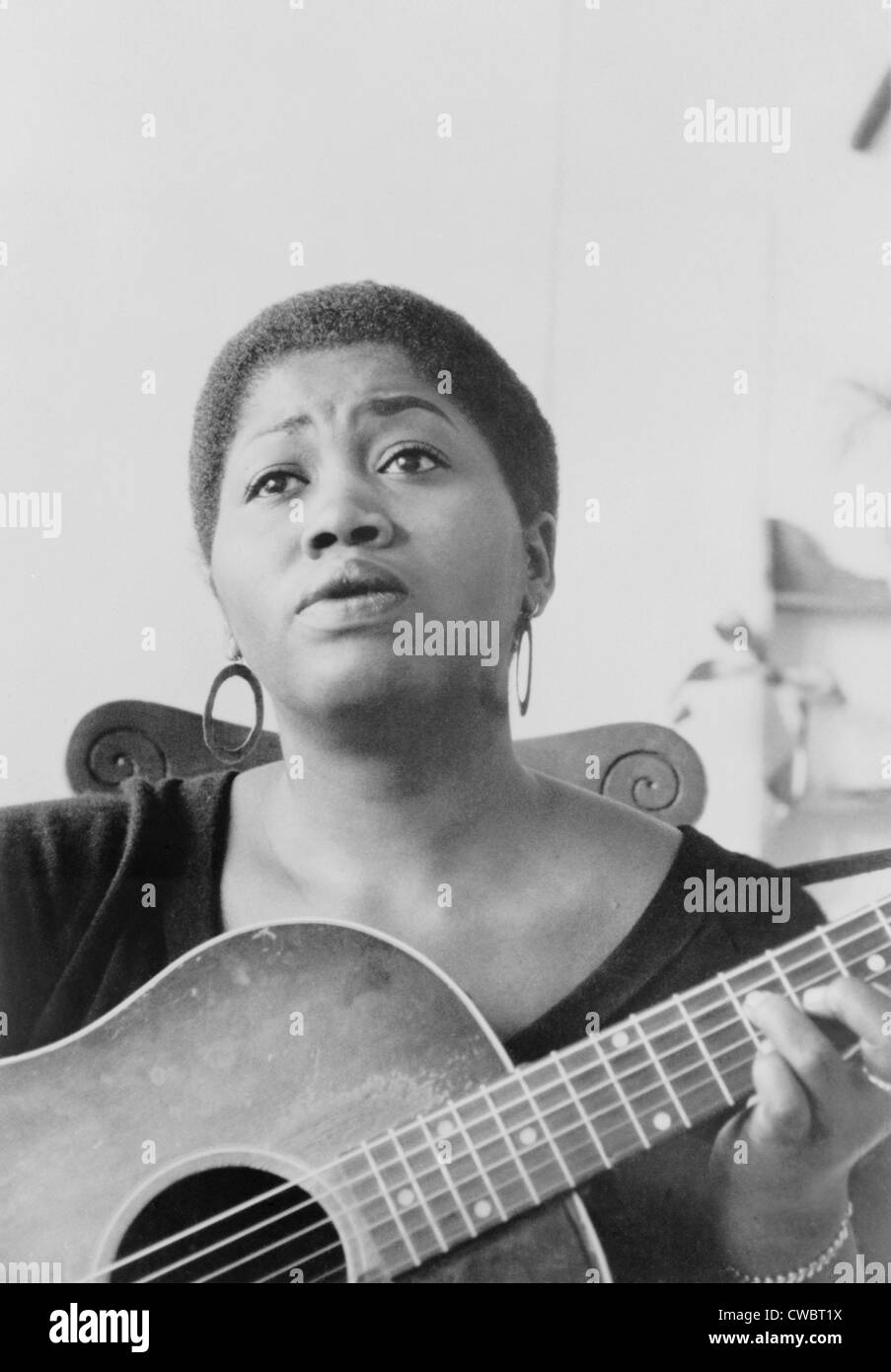 Odetta Holmes (1930-2008), African American folk and blues singer was called 'The Voice of the Civil Rights Movement.' Ca. 1965. Stock Photo