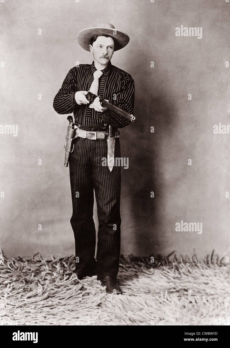 Bill Bennett, Wild West detective, armed with a rifle, revolver and knife. Ca. 1900. Stock Photo