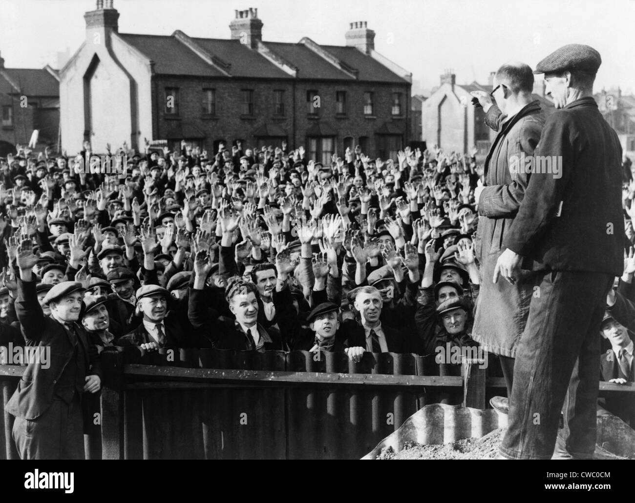 Strikers at the Royal Albert Docks, London, raising their hands in a vote of confidence for strike leader Thomas Powell, seen Stock Photo