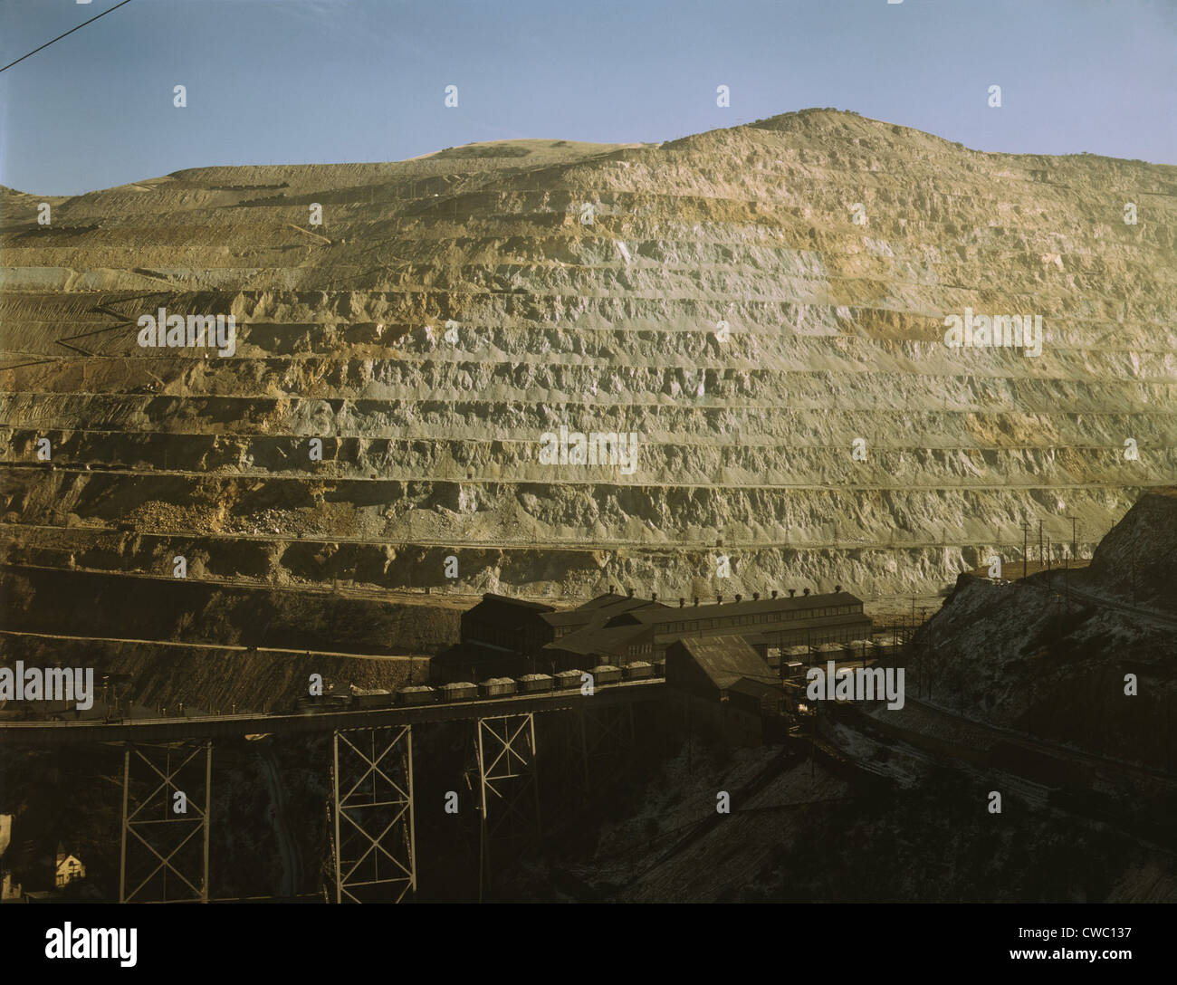 Open-pit mine of the Utah Copper Company, Bingham Canyon, Utah. Photo shows the Carr Fork side of the pit and a railroad bridge Stock Photo