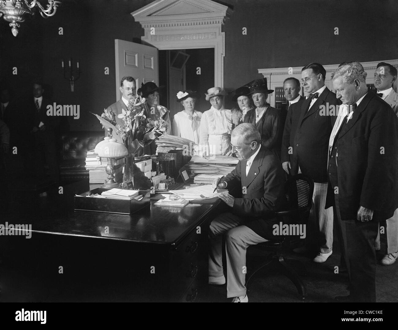 Woodrow Wilson signing the Child Labor Law of 1916, prohibiting interstate commerce of goods made using child labor. The law Stock Photo