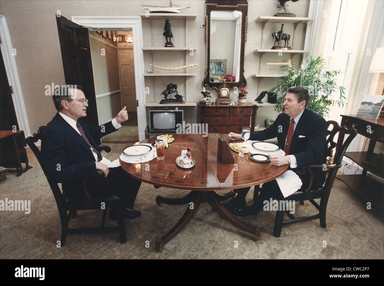 President Reagan and Vice-President Bush eating lunch in the Oval Office Study. Bush had established himself as the 1988 Stock Photo