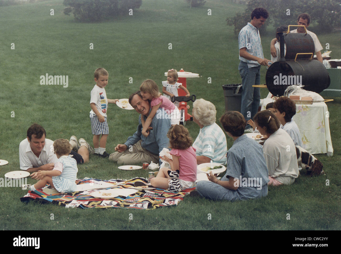 Vice President Bush picnics on the lawn of his Kennebunkport home with his family including many young grandchildren. Ca. 1984. Stock Photo