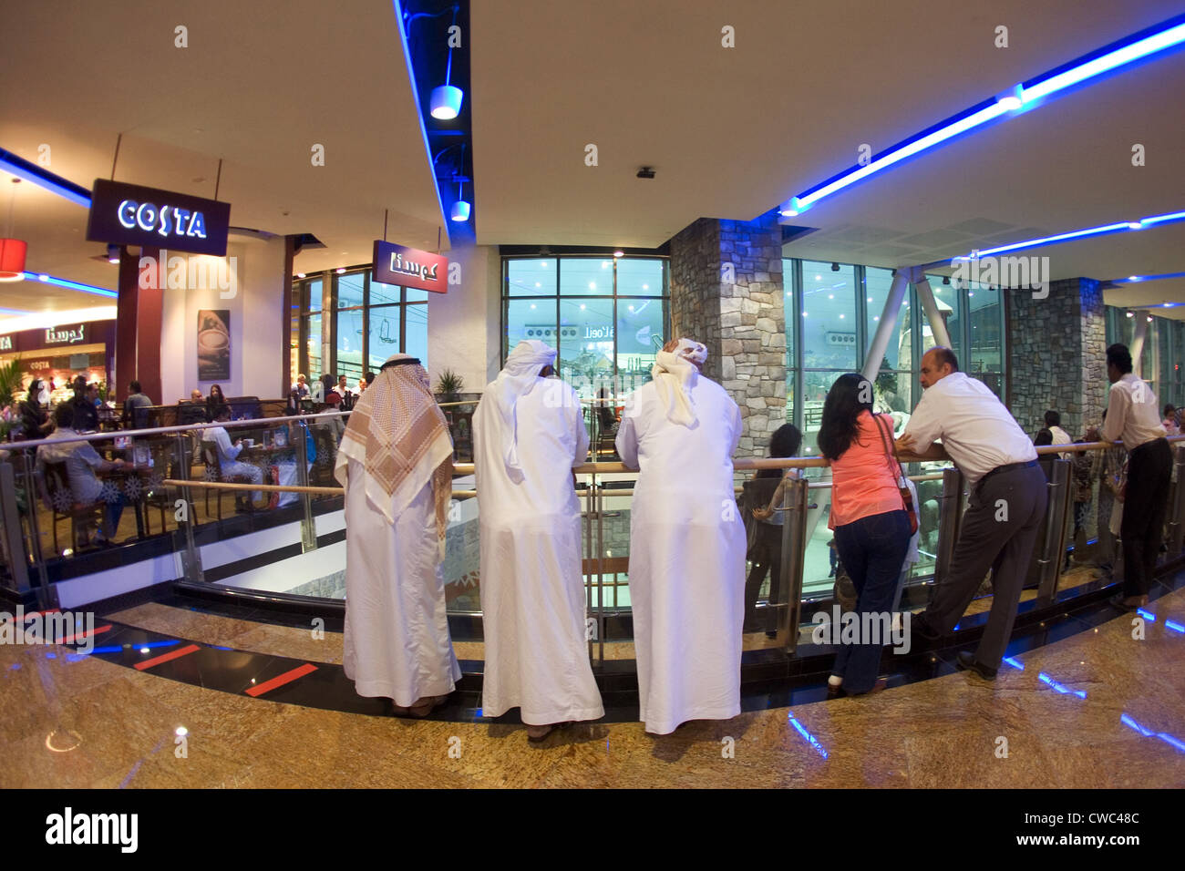 Dubai, Arab men dressed in the Mall of the Emirates Stock Photo Alamy