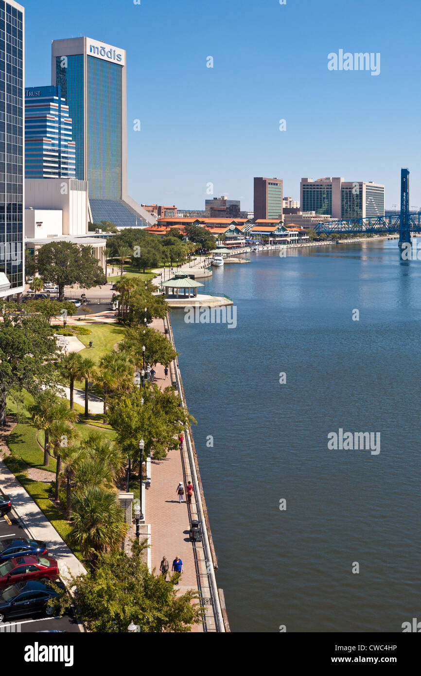 Northbank Riverwalk city park along St. Johns River in downtown Jacksonville, FL Stock Photo