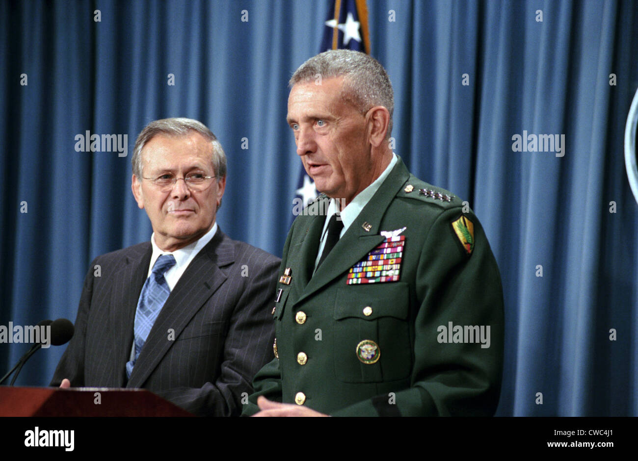 General Tommy Franks Commander of U.S. Central Command in Afghanistan alongside Secretary of Defense Donald Rumsfeld speaks Stock Photo