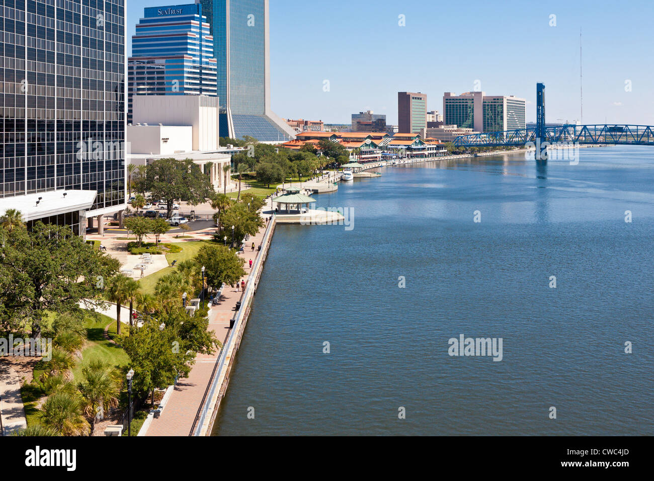 Northbank Riverwalk city park along St. Johns River in downtown Jacksonville, FL Stock Photo