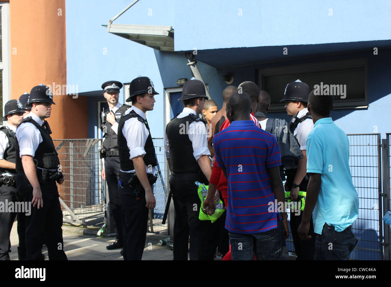 Police stopping youths for questioning during Notting Hill Carnival Stock Photo