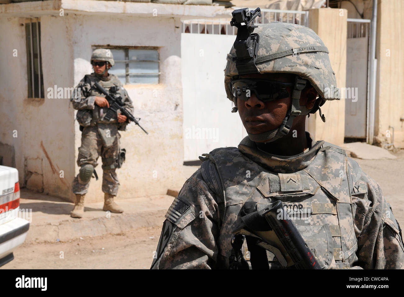 US Army soldiers on patrol in Kirkuk Iraq. May 17 2009. (BSLOC 2011 12 159) Stock Photo