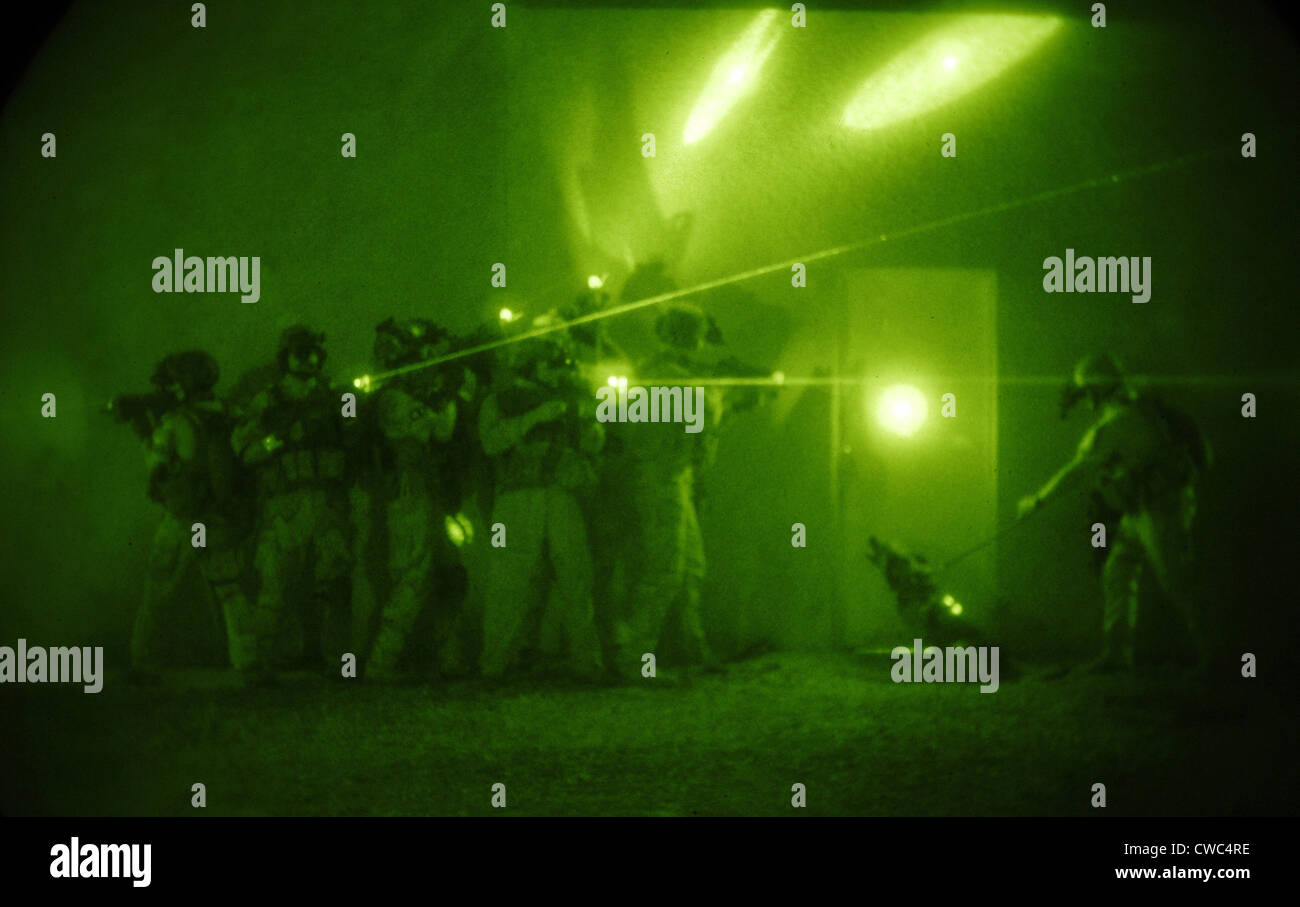 US forces demonstrate entry tactics used by the counter terrorism force in Baghdad Iraq. June 26 2007. (BSLOC 2011 12 145) Stock Photo