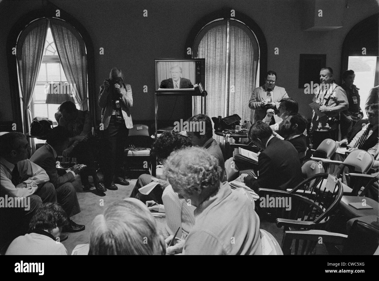 Reporters watch President Carter's television announcement of the aborted Iran Hostages rescue attempt. The special operation Stock Photo