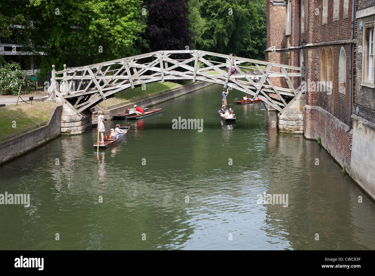 Punts come and go under the Mathematical Bridge, Cambridge, England UK Stock Photo
