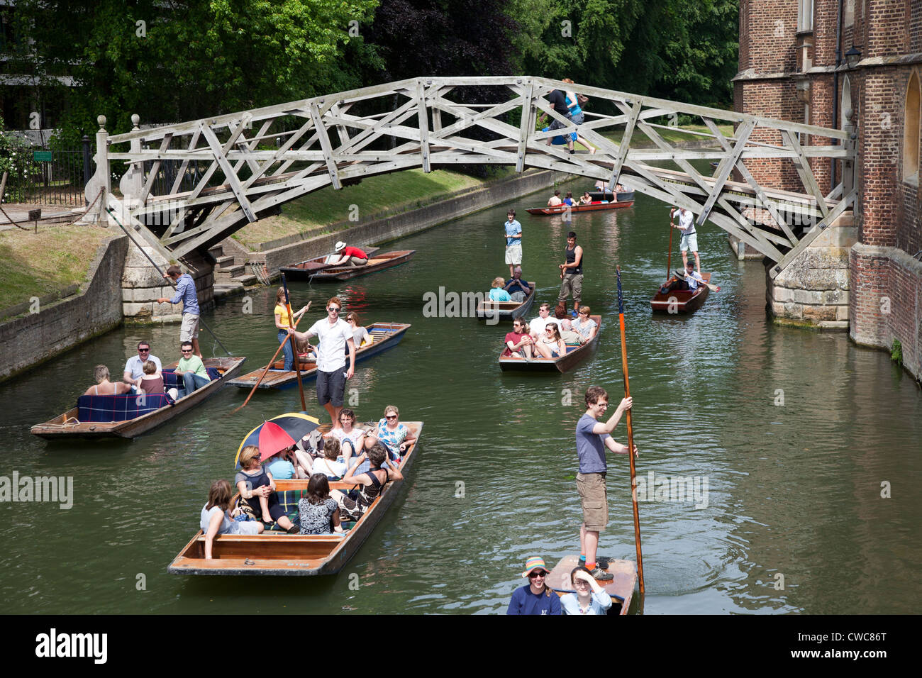 Punts come and go under the Mathematical Bridge, Cambridge, England UK Stock Photo