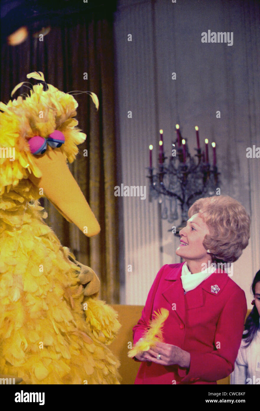 First Lady Pat Nixon meeting with Big Bird from Sesame Street in the White House. Ca. 1969-74. Stock Photo
