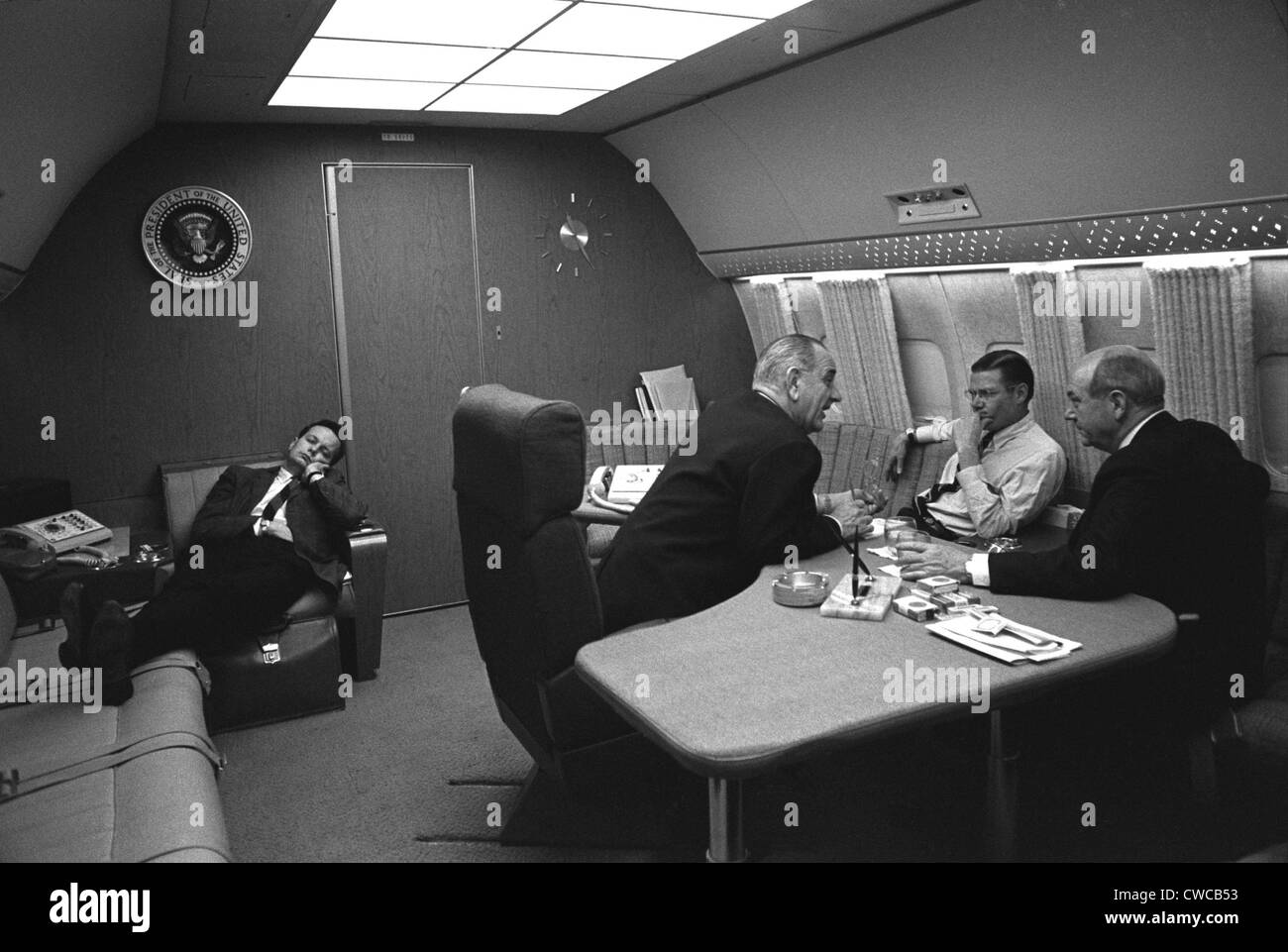 Bill Moyers naps in a chair on Air Force One. Traveling to a summit meeting on the Vietnam War in Honolulu, President Johnson Stock Photo