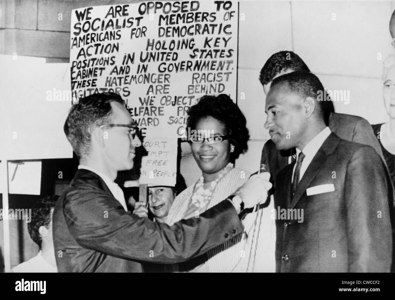 James Meredith And Wife In Front Of Segregationist Poster As They Talk To A Reporter The Fifth U S Circuit Court Of Appeals Stock Photo Alamy