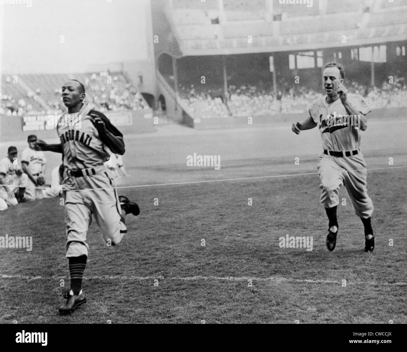 Jesse Owens beating baseball player George Case in 100-yard dash at Cleveland Stadium. Cash was baseball's faster player, and Stock Photo