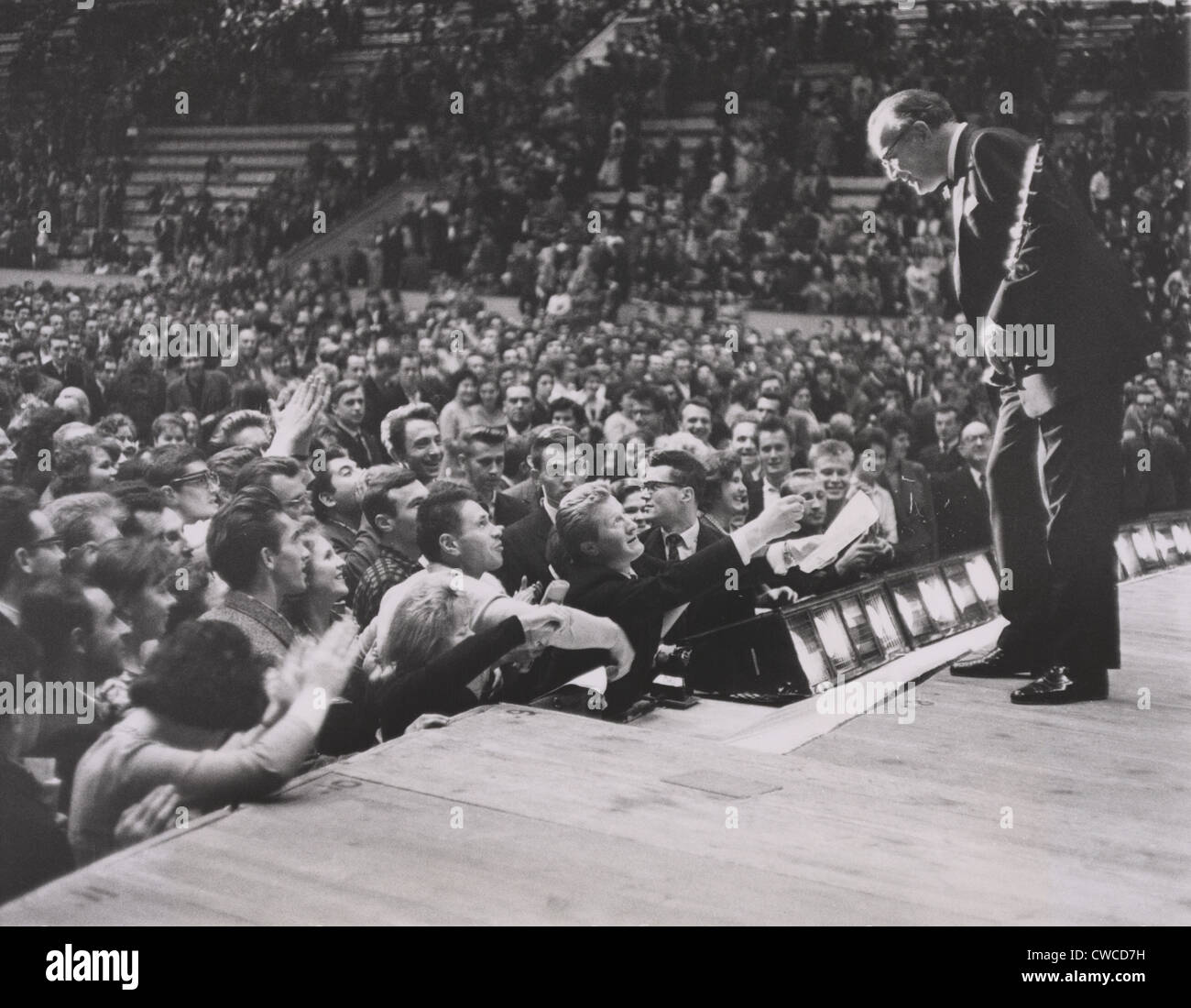 Benny Goodman talks with Soviet fans from the stage of the Moscow Sports Palace. Goodman was the first officially sanctioned Stock Photo