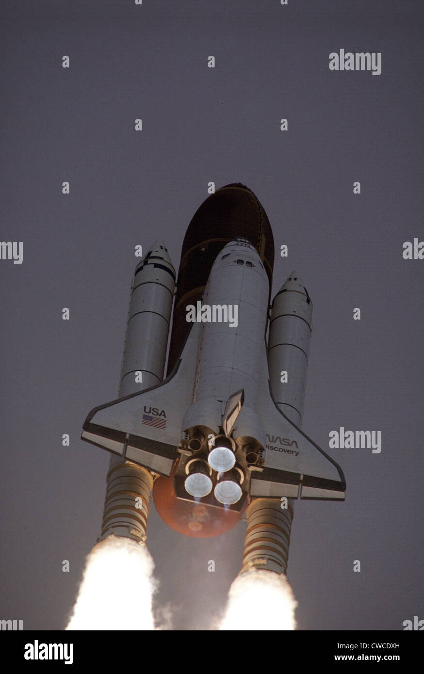 Space Shuttle Discovery launched with Hubble Space Telescope in its cargo bay. April 24, 1990. Stock Photo